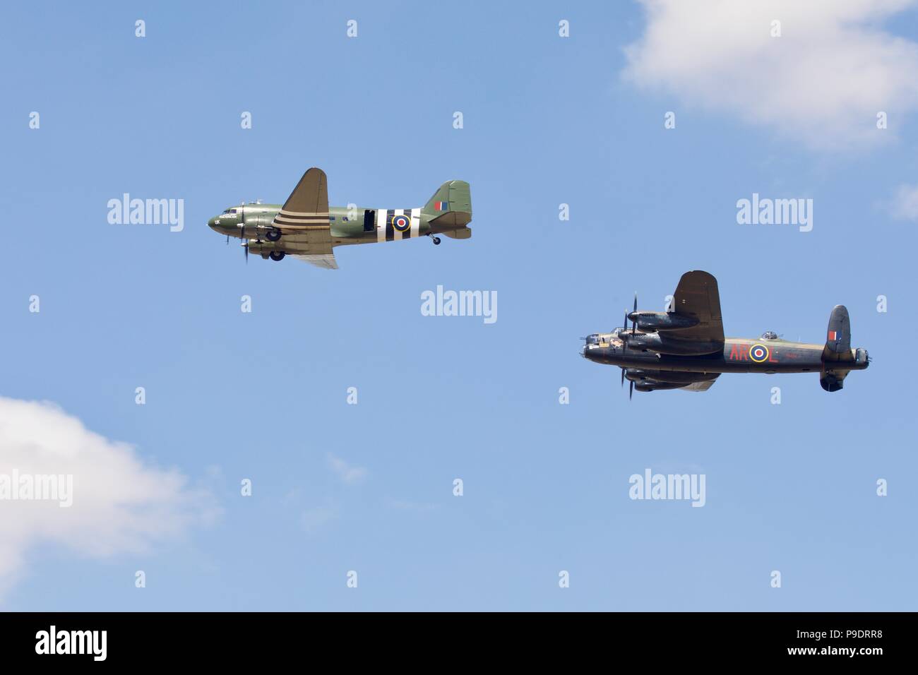 Battle of Britain Memorial Flight Avro Lancaster & Douglas C-47 Dakota volant à la Royal International Air Tattoo 2018 celebrating RAF100 Banque D'Images