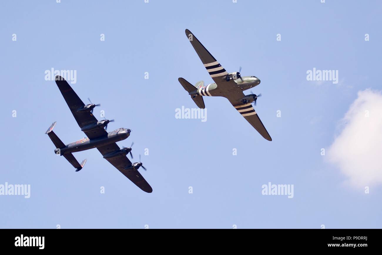 Battle of Britain Memorial Flight Avro Lancaster & Douglas C-47 Dakota volant à la Royal International Air Tattoo 2018 celebrating RAF100 Banque D'Images