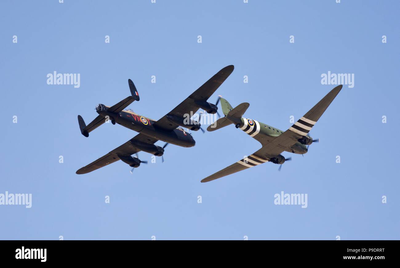 Battle of Britain Memorial Flight Avro Lancaster & Douglas C-47 Dakota volant à la Royal International Air Tattoo 2018 celebrating RAF100 Banque D'Images