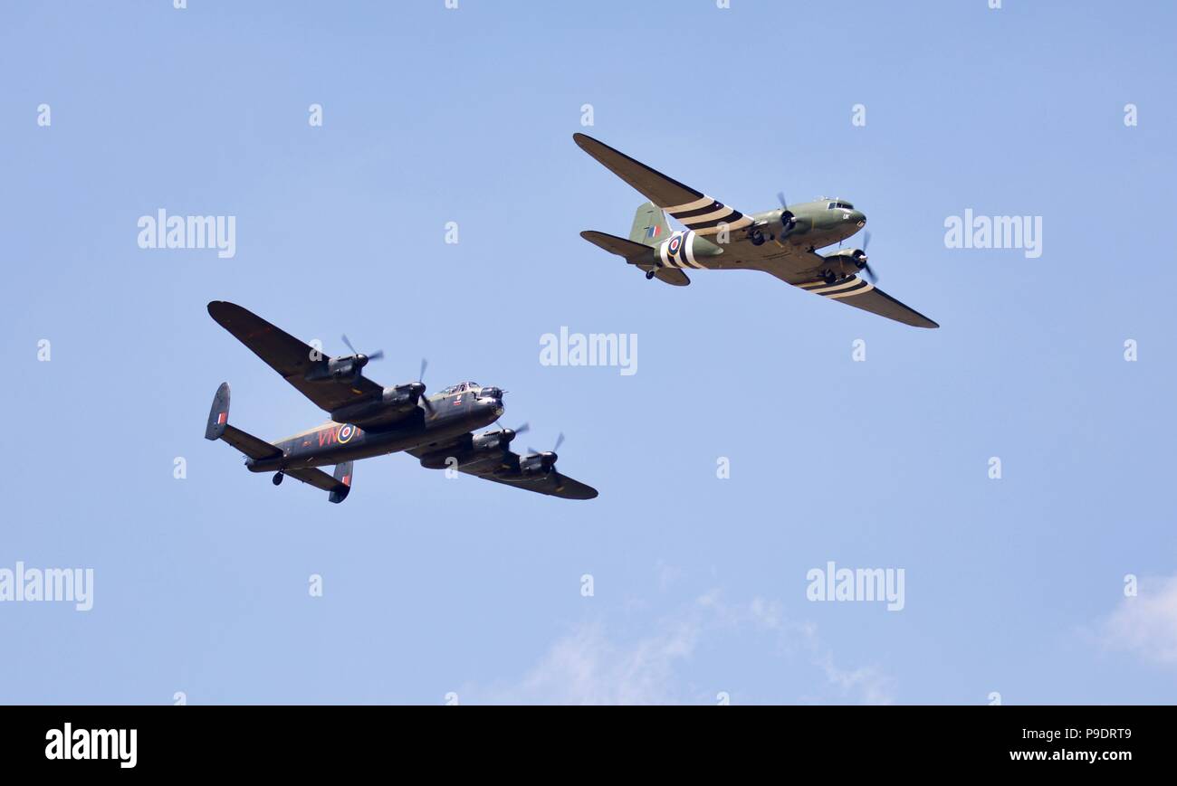 Battle of Britain Memorial Flight Avro Lancaster & Douglas C-47 Dakota volant à la Royal International Air Tattoo 2018 celebrating RAF100 Banque D'Images