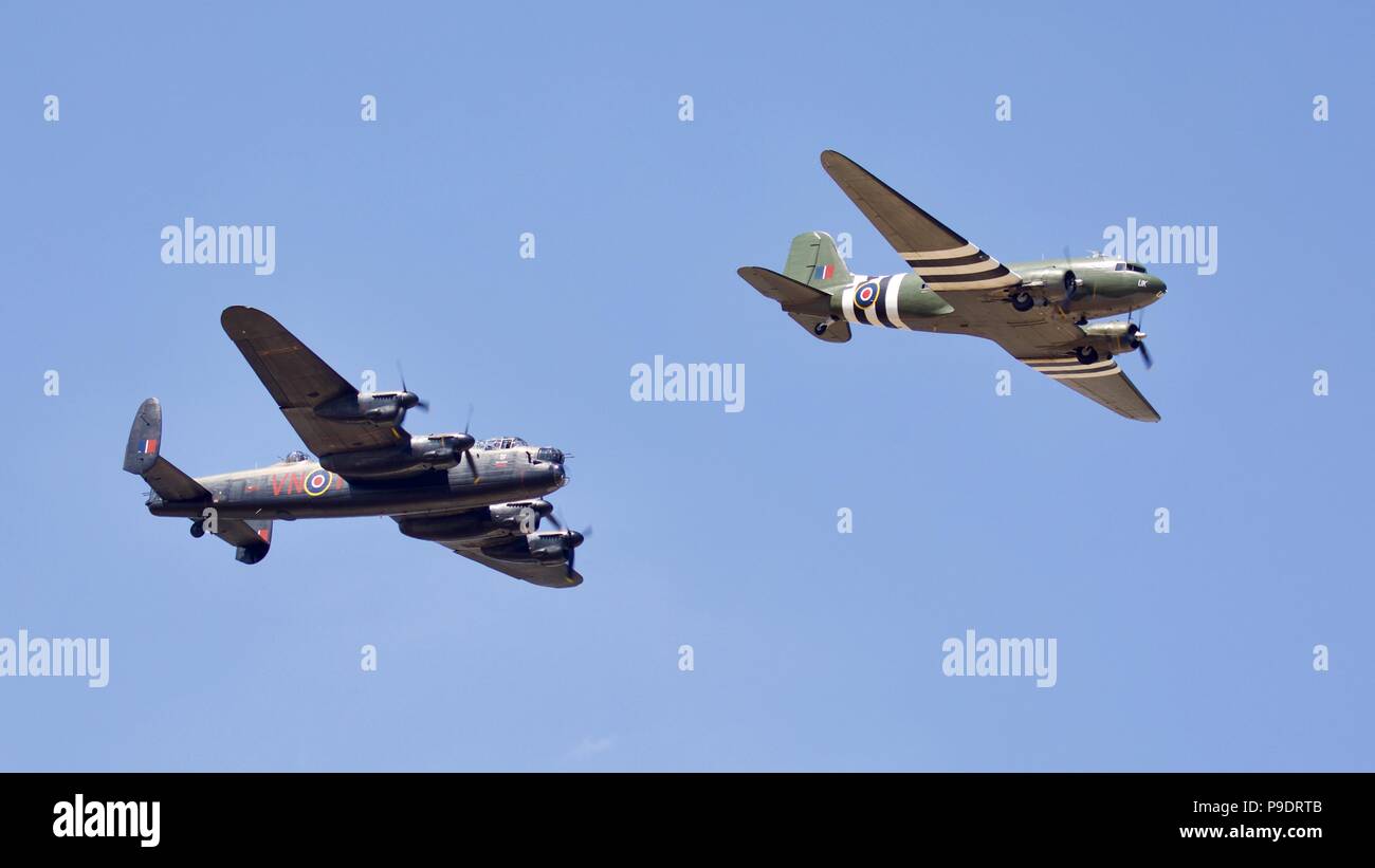 Battle of Britain Memorial Flight Avro Lancaster & Douglas C-47 Dakota volant à la Royal International Air Tattoo 2018 celebrating RAF100 Banque D'Images