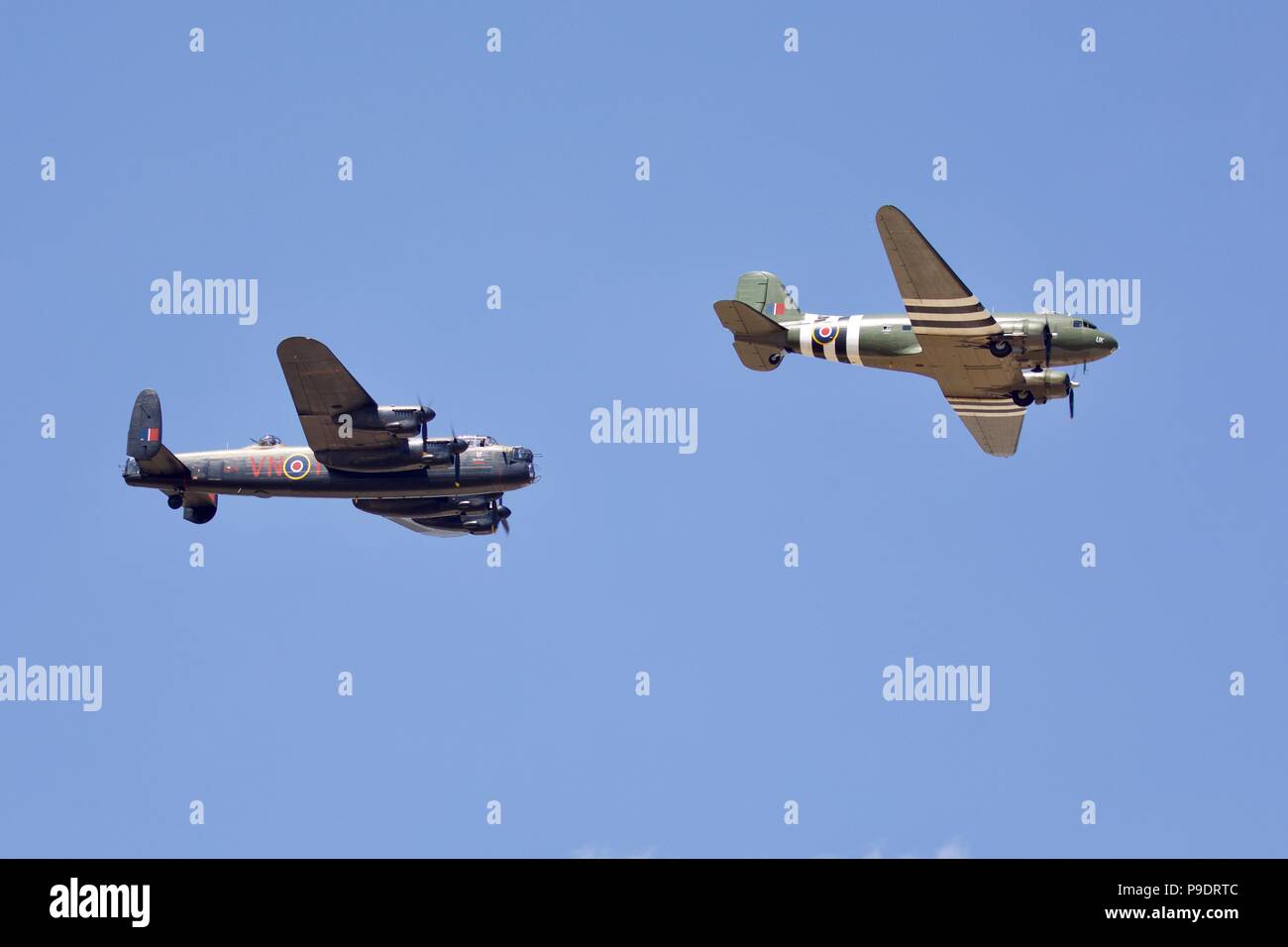 Battle of Britain Memorial Flight Avro Lancaster & Douglas C-47 Dakota volant à la Royal International Air Tattoo 2018 celebrating RAF100 Banque D'Images