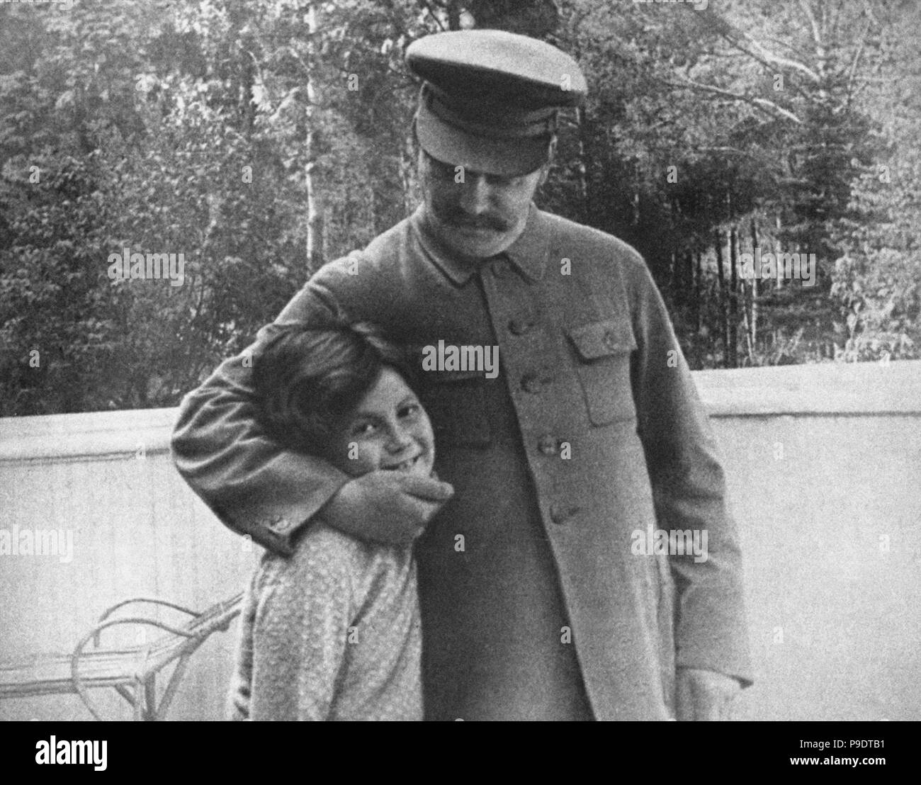 Josef Staline avec sa fille Svetlana. Musée : Musée de centrale de l'état de l'histoire contemporaine de la Russie, Moscou. Banque D'Images