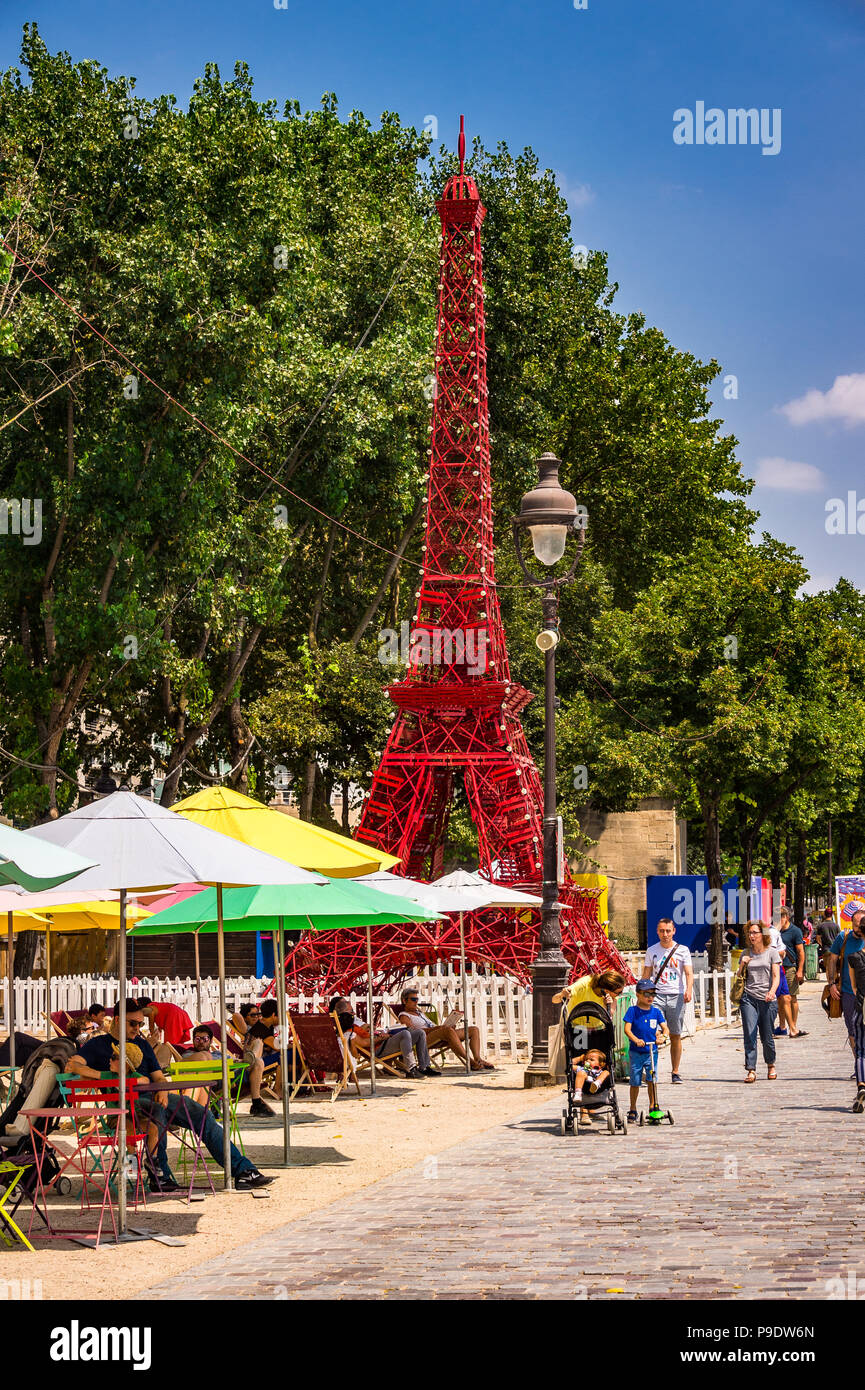 Mini tour Eiffel à Paris Plages la sur une chaude journée d'été sur le bassin de la Villette à Paris, France Banque D'Images