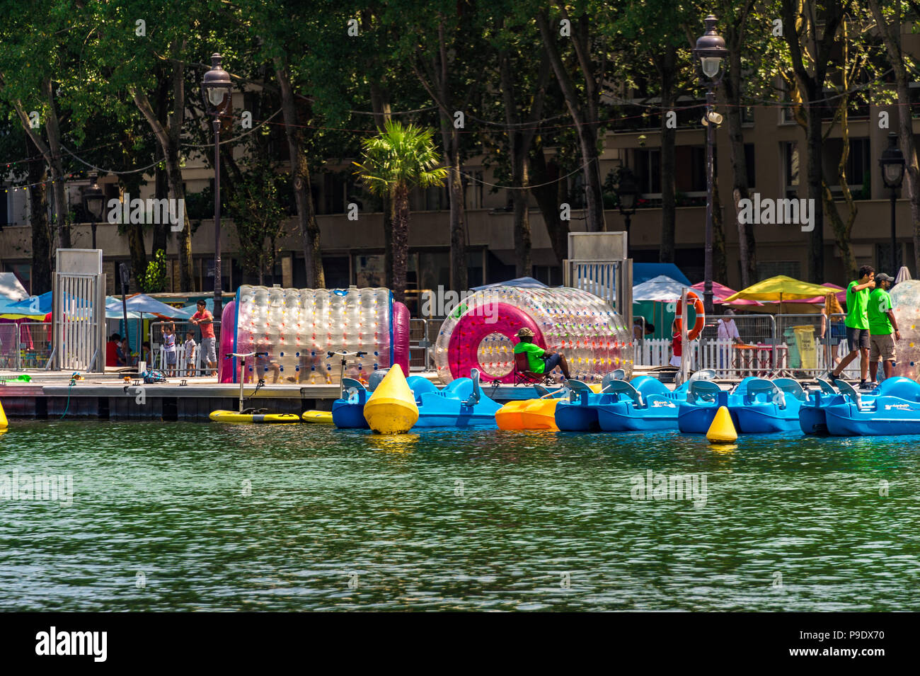 Paris Plages sur une chaude journée d'été sur le bassin de la Villette à Paris, France Banque D'Images