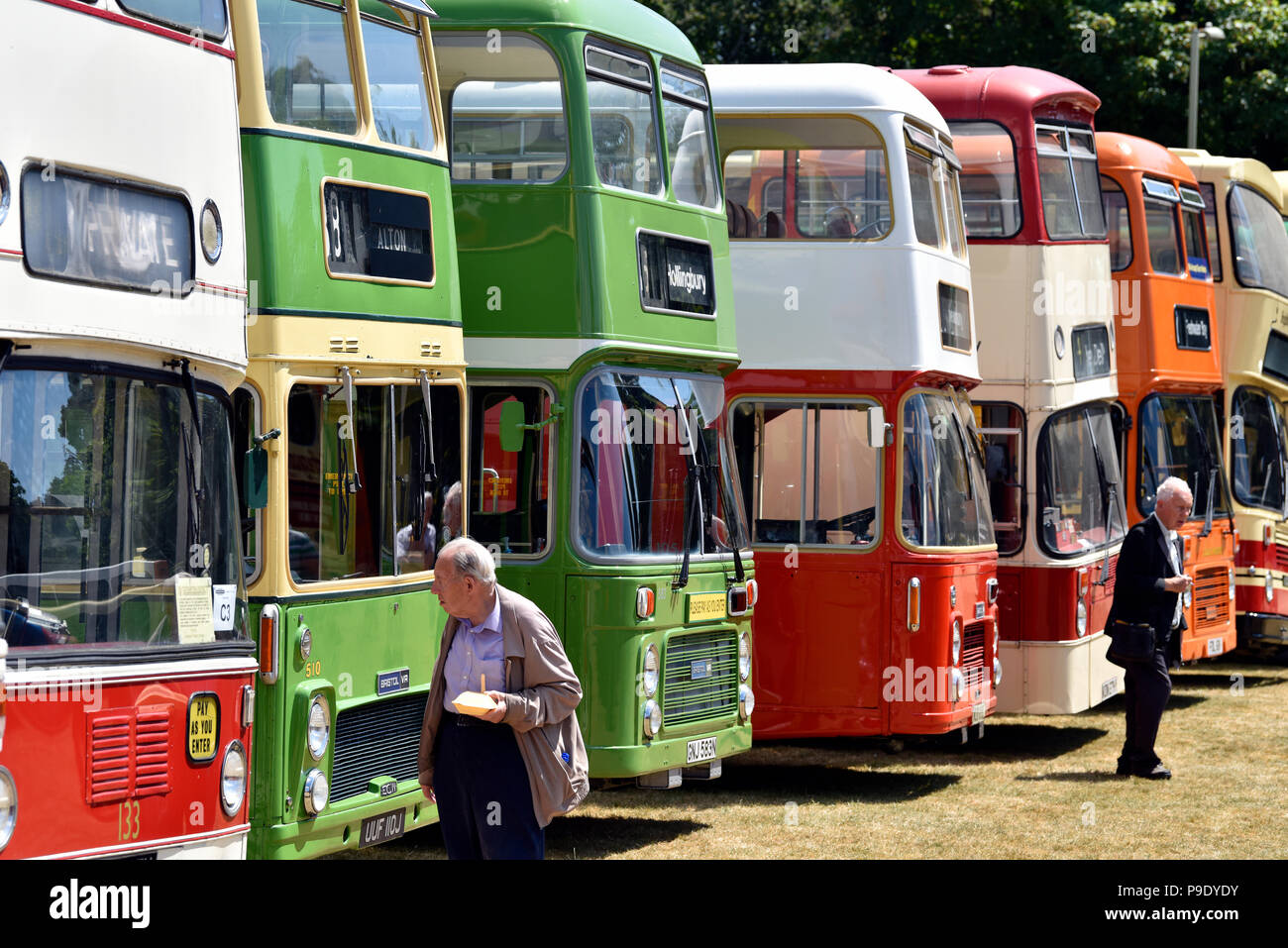 Les visiteurs participant à un rallye bus, Alton, Hampshire, Royaume-Uni. Dimanche 15 juillet 2018. Banque D'Images