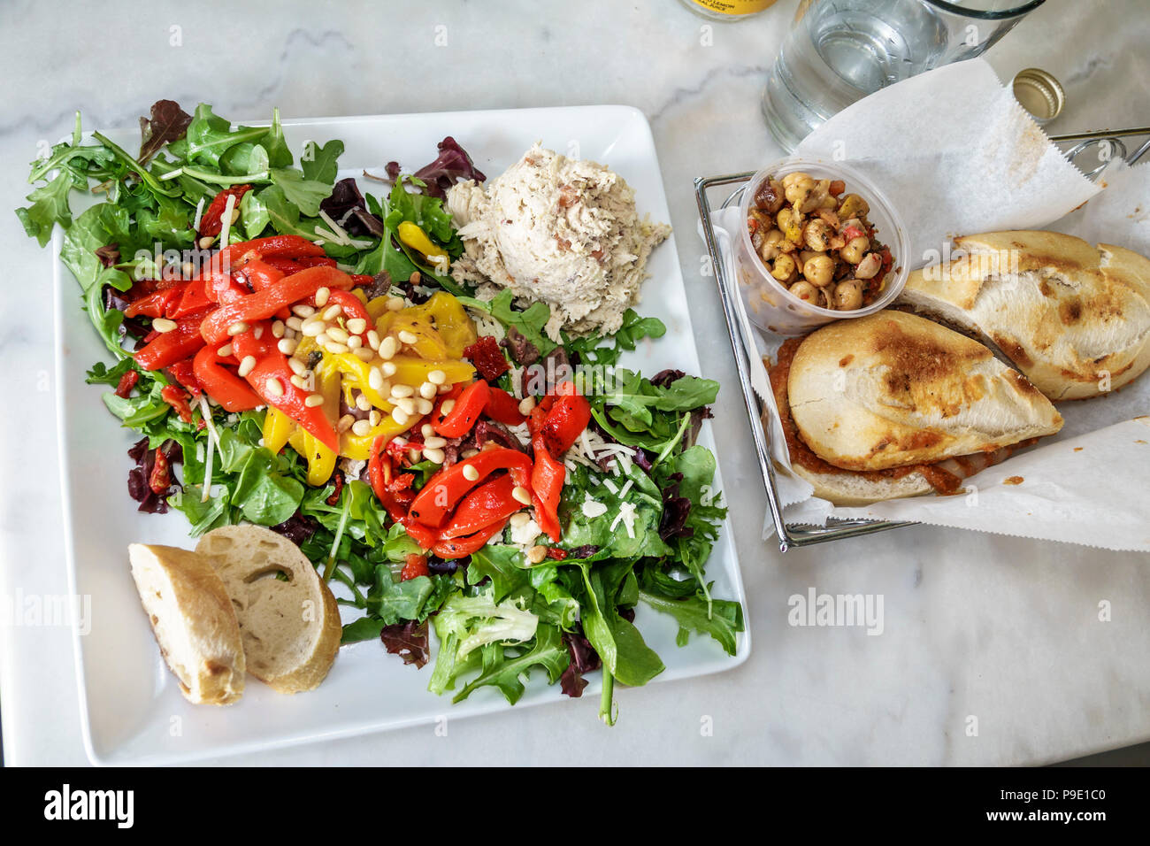 Floride, Ocala, Stella's Modern Pantry, restaurant restaurants cuisine repas café cafés, intérieur, salade, sandwich, plat carré, nourriture, FL171028269 Banque D'Images