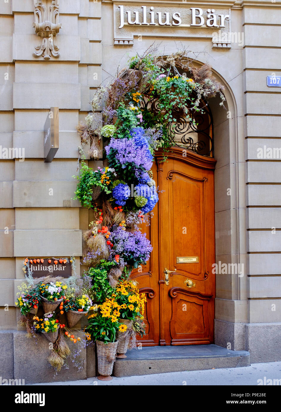 La banque Julius Bär, Bâle porte décorée de fleurs d'automne, la Suisse, l'Europe, Banque D'Images