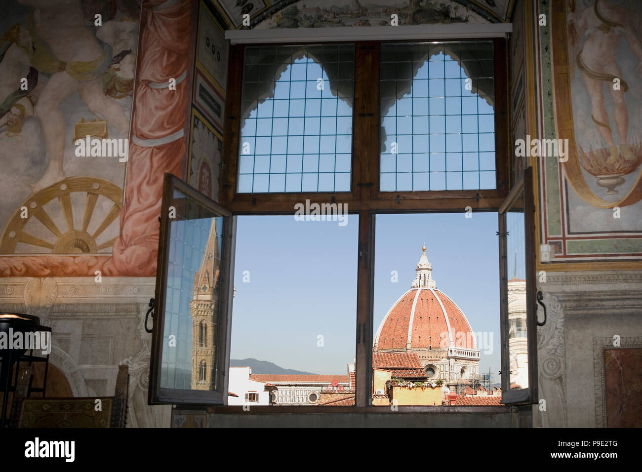 La coupole de la cathédrale vu à travers les fenêtres de la Sala dell'Udienza, Palazzo Vecchio, Florence, Toscane, Italie Banque D'Images