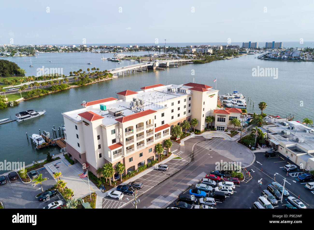 Saint-Pétersbourg Floride, Madeira Beach, Courtyard by Marriott, hôtel, Boca Ciega Bay, pont Tom Stuart Causeway, Golfe du Mexique, vue aérienne au-dessus, F Banque D'Images