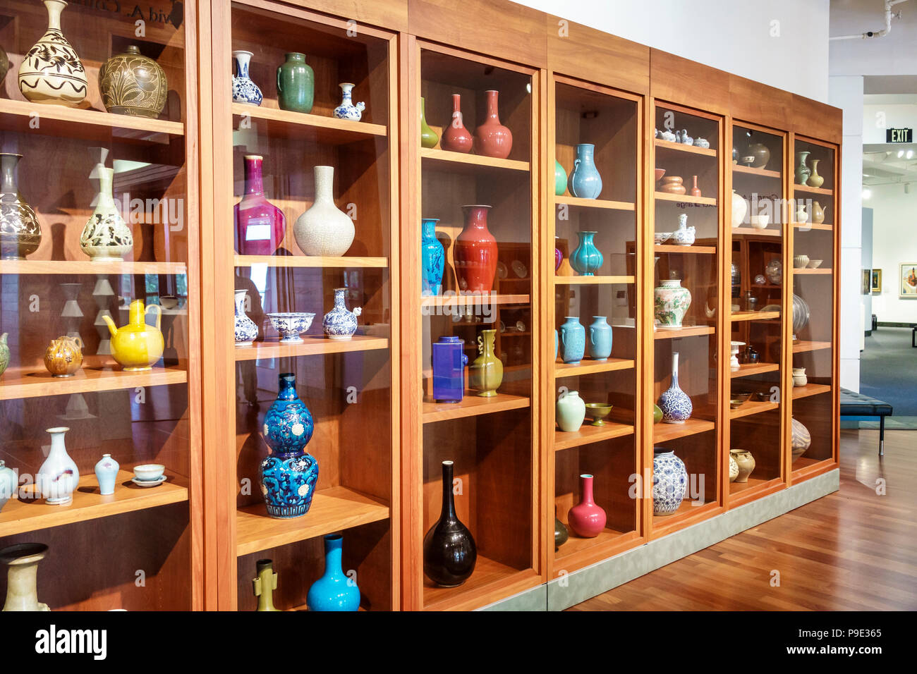 Gainesville Florida,Université de Floride,Samuel P. Harn Museum of Art,galerie,exposition,collection de céramiques asiatiques,vases,poterie,intérieur,FL17102 Banque D'Images