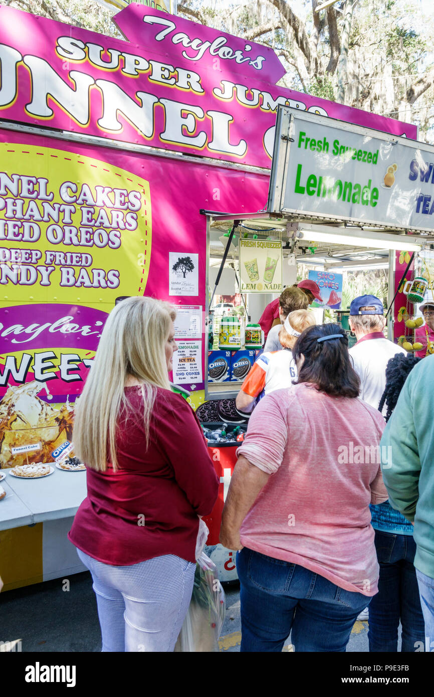 Floride,Micanopy,Fall Harvest Festival,événement annuel de la communauté de petite ville, stands vendeurs d'achat de stands de vente, camion de remorque de nourriture, gâteaux d'entonnoir, limonade Banque D'Images