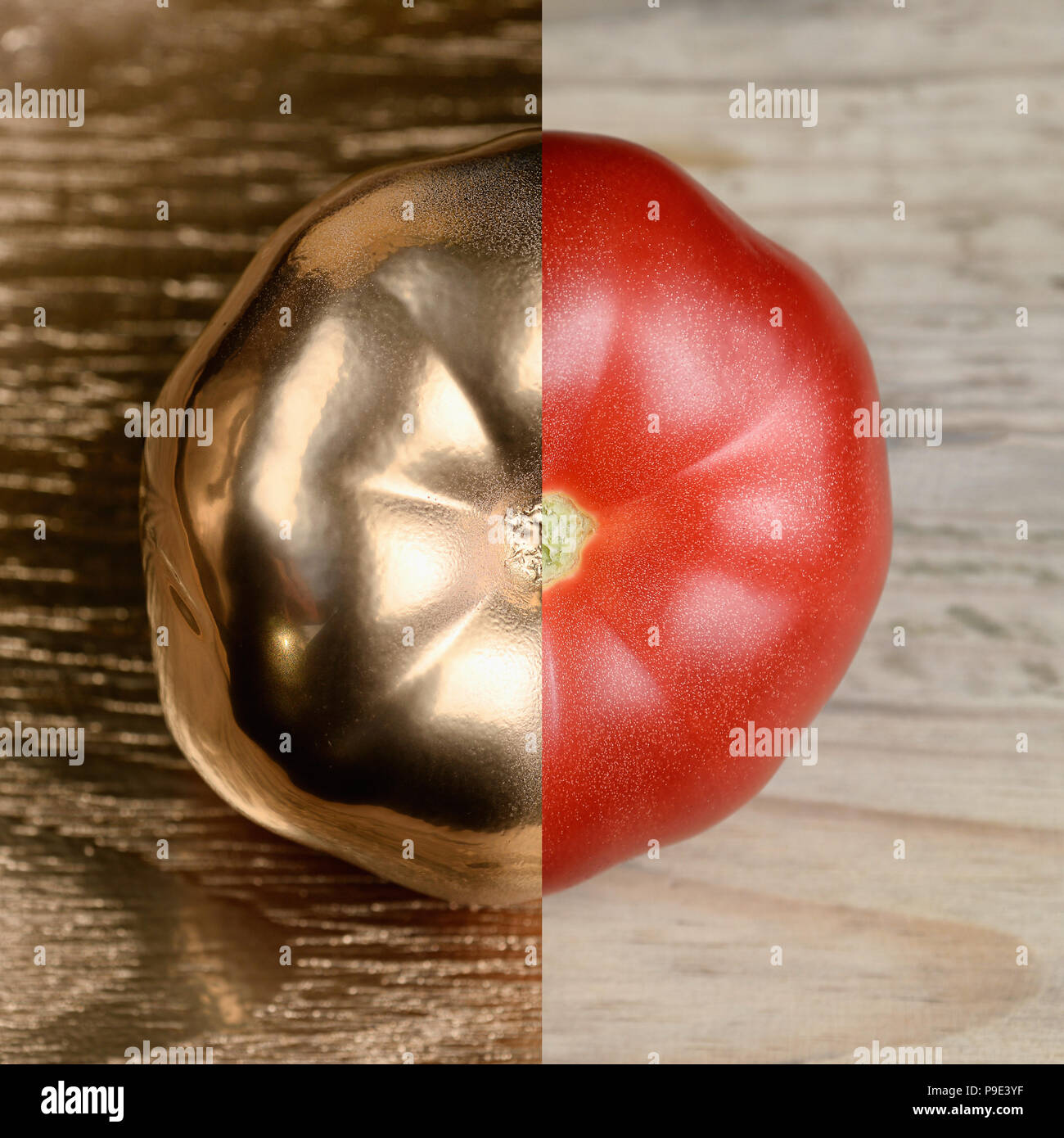 L'or et la moitié de la tomate peint vraiment sur fond de bois et d'or. Banque D'Images