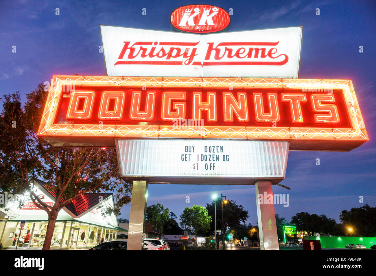 Gainesville Florida,Krispy Kreme Donuts Neon Sign Night,chaîne de café,crépuscule,parking,voitures,promotion de vente,FL171028185 Banque D'Images