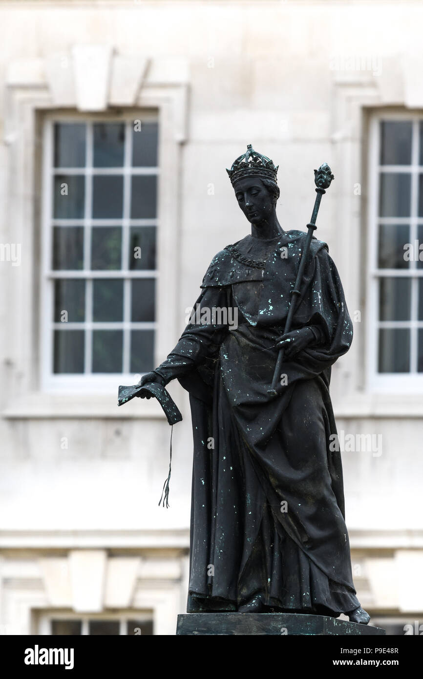 Statue en bronze du roi Henry VII (fondateur) au sommet de la fontaine au milieu de la pelouse au King's College, Université de Cambridge, en Angleterre. Banque D'Images