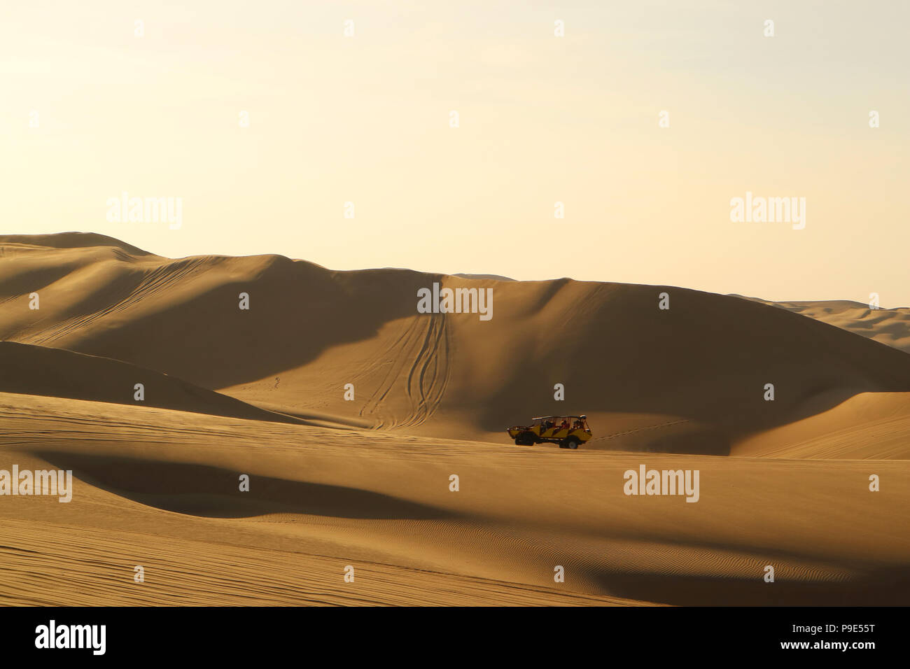 Dune Buggy, activité populaire sur la belle dune de sable de Huacachina, Ica, Pérou Banque D'Images