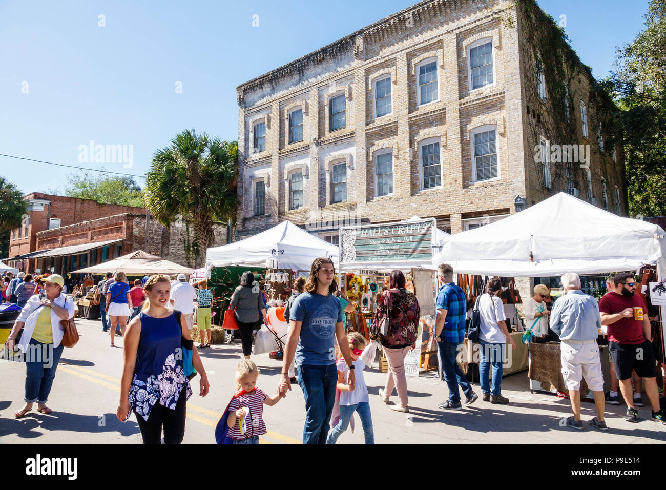 Floride,Micanopy,Fall Harvest Festival,annuel petites villes stands de la communauté vendeurs achetant, quartier historique, Feaster bâtiment,extérieur,fa Banque D'Images