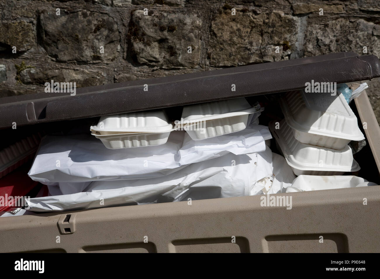 Takeway jetés dans les déchets d'emballage alimentaire ben Scotlandand Banque D'Images