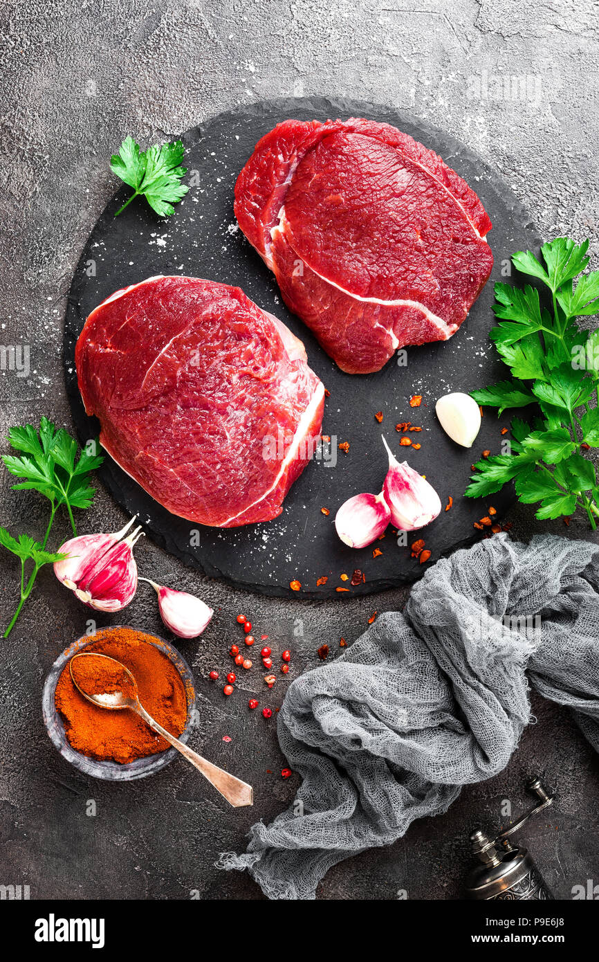 La viande de boeuf cru. Steaks de boeuf frais Banque D'Images