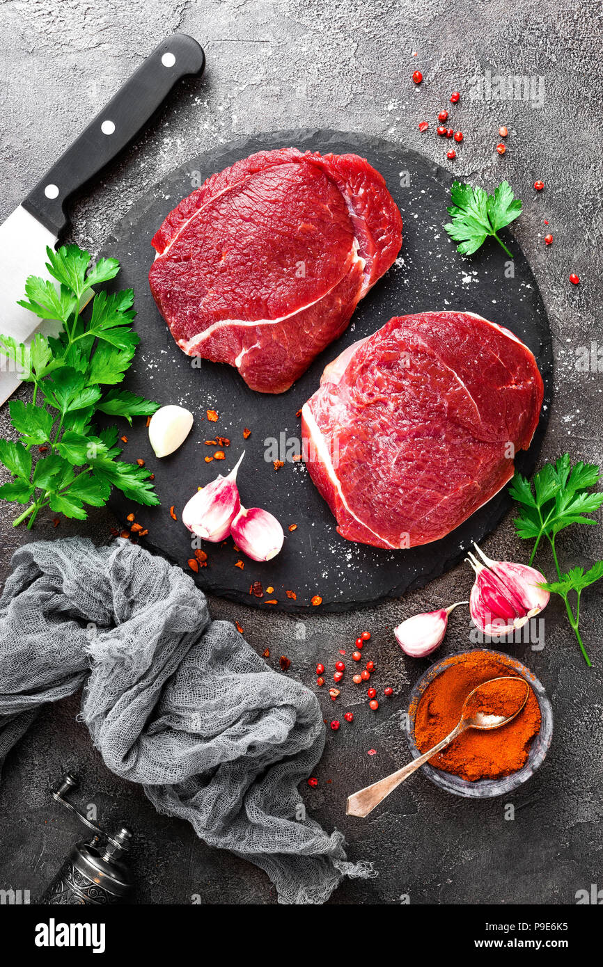 La viande de boeuf cru. Steaks de boeuf frais Banque D'Images