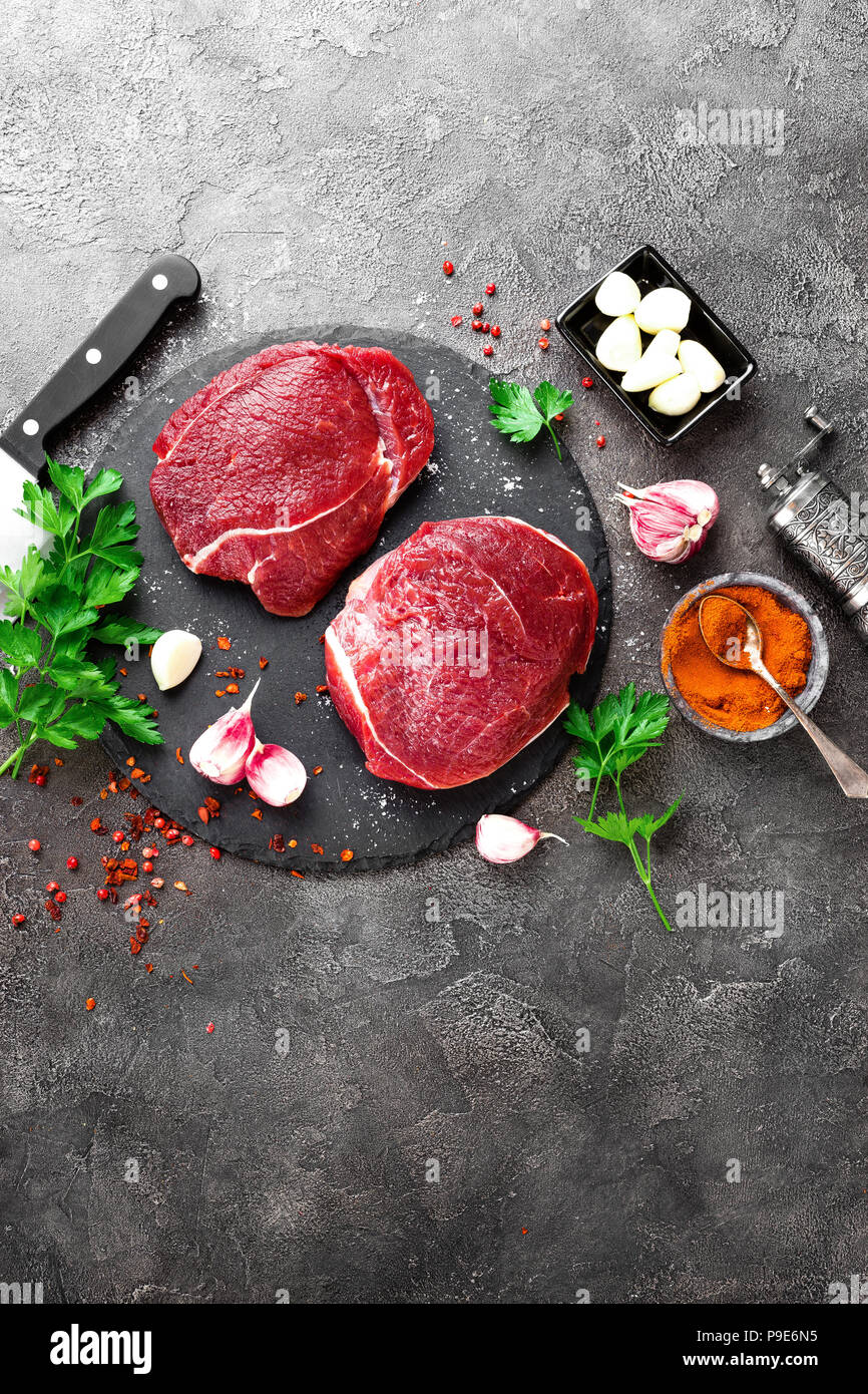 La viande de boeuf cru. Steaks de boeuf frais Banque D'Images