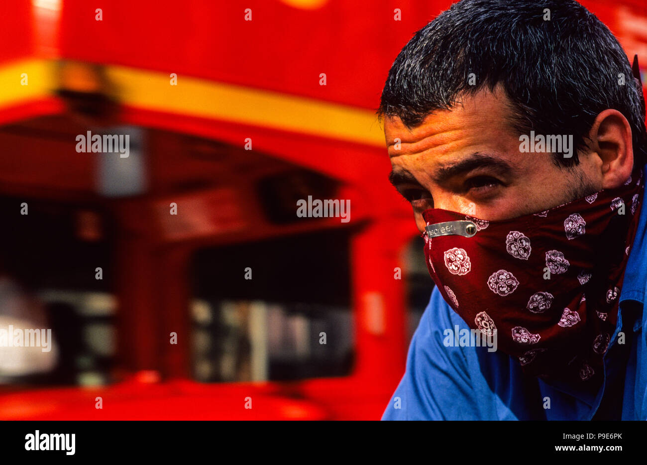 Cycliste de masque de visage, à vélo dans la circulation lourde, London, UK, FR. Banque D'Images