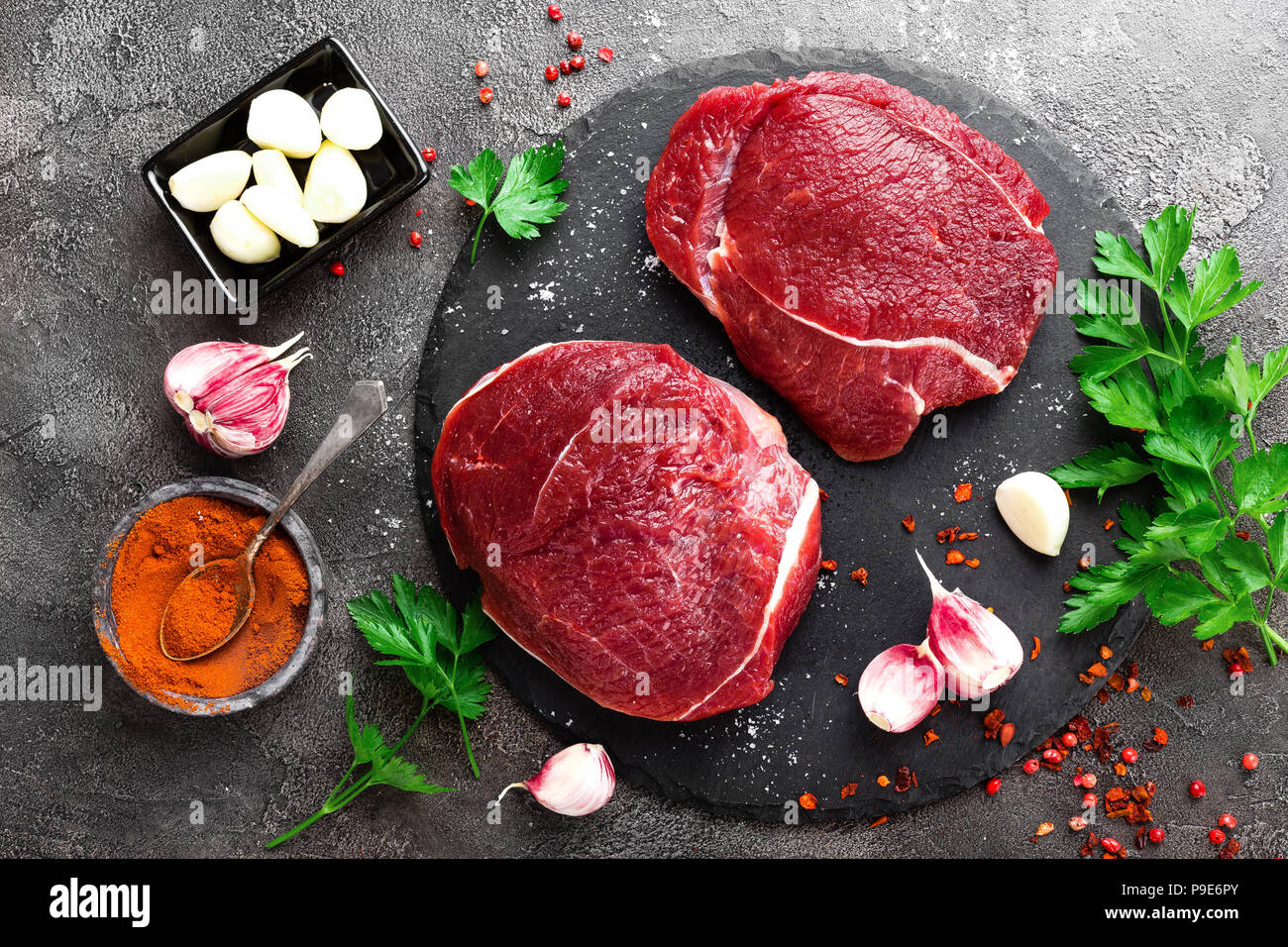 La viande de boeuf cru. Steaks de boeuf frais Banque D'Images