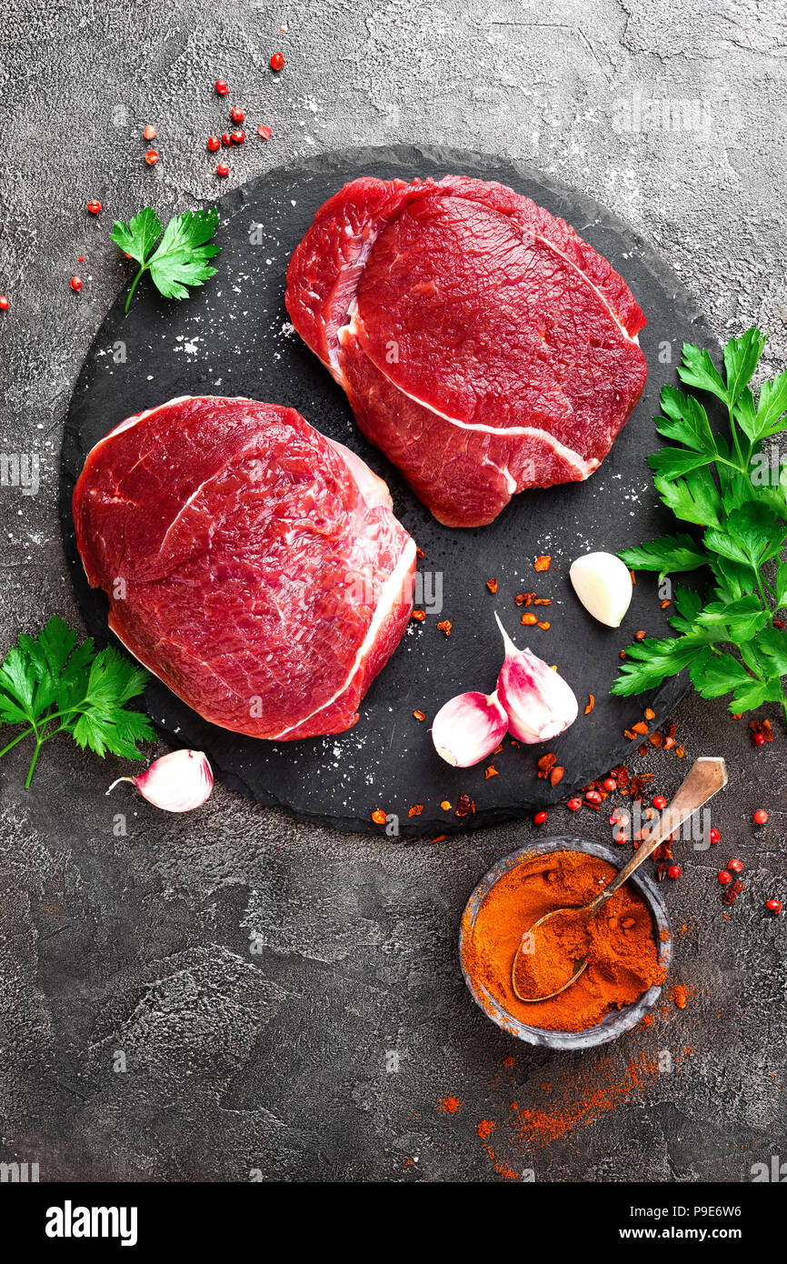 La viande de boeuf cru. Steaks de boeuf frais Banque D'Images