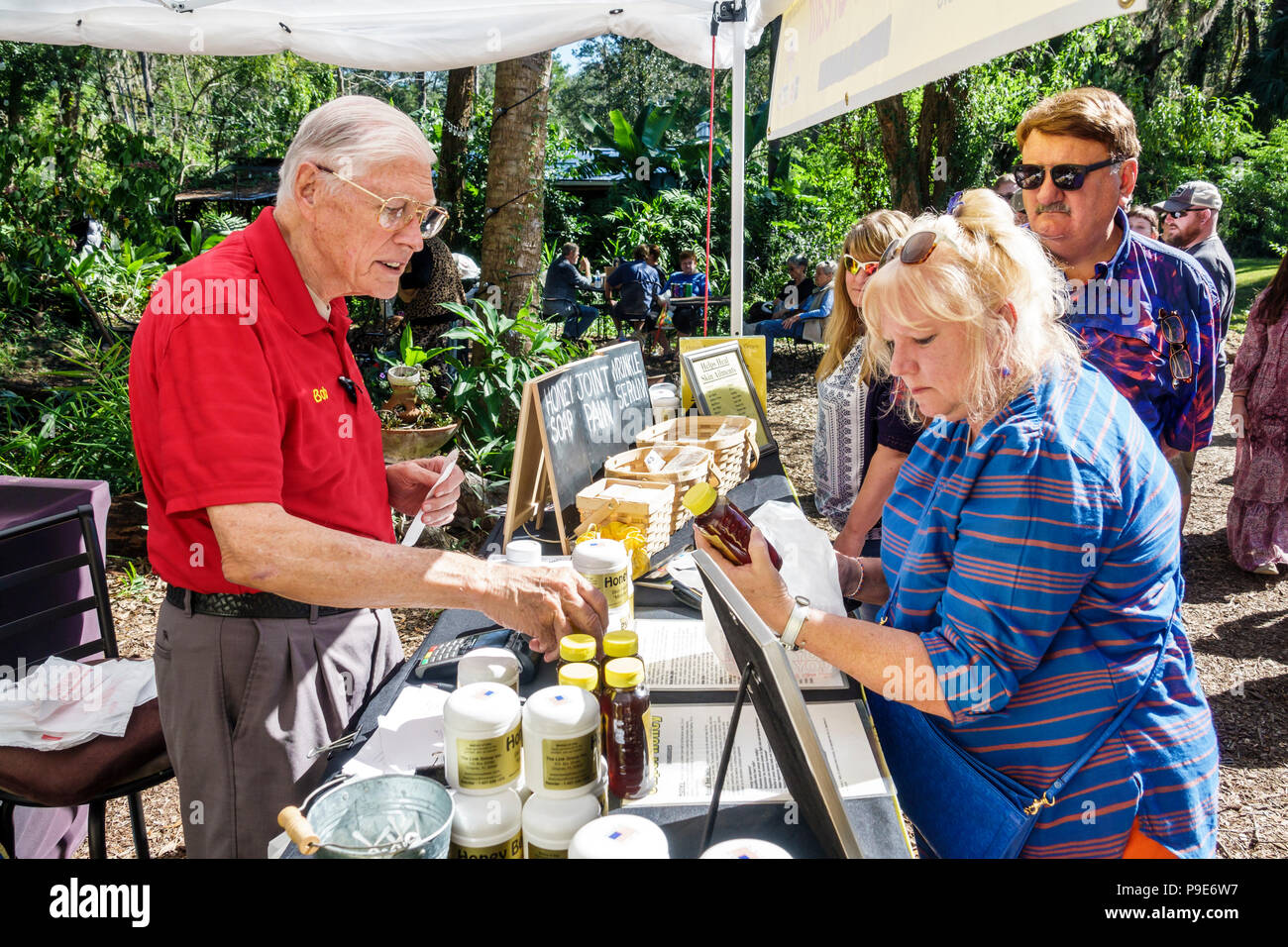 Floride,Micanopy,Fall Harvest Festival,événement annuel de la communauté de petite ville,stands vendeurs achetant des stands de vente, shopping shopper shoppers shopping magasins mar Banque D'Images
