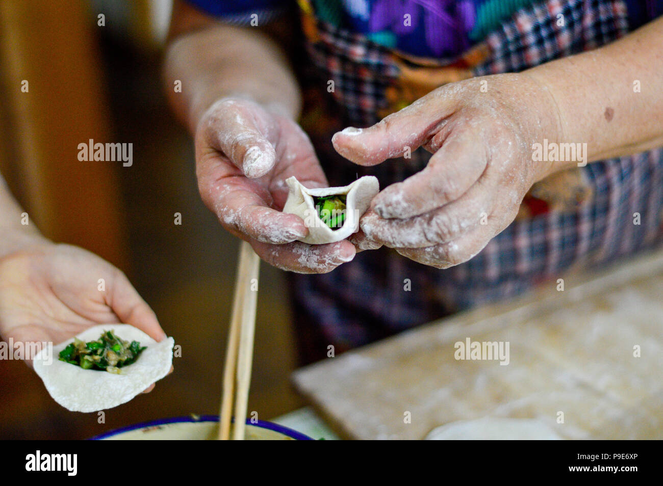 Famille chinoise boulettes, faire de la cuisine traditionnelle populaire pour le festival du Nouvel An chinois. Banque D'Images
