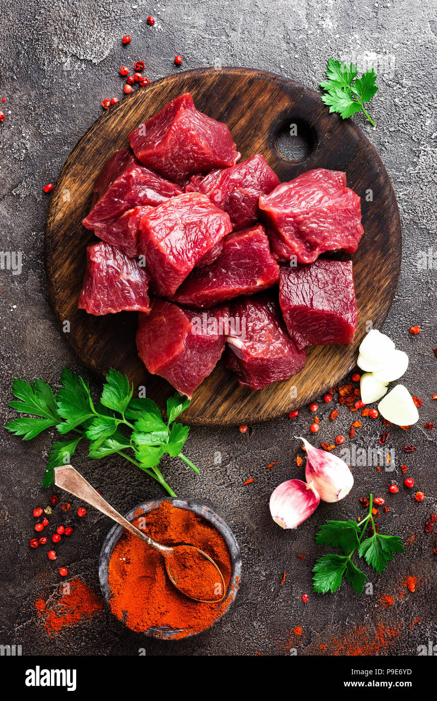 La viande de boeuf cru. Surlonge de boeuf en tranches fraîches Banque D'Images