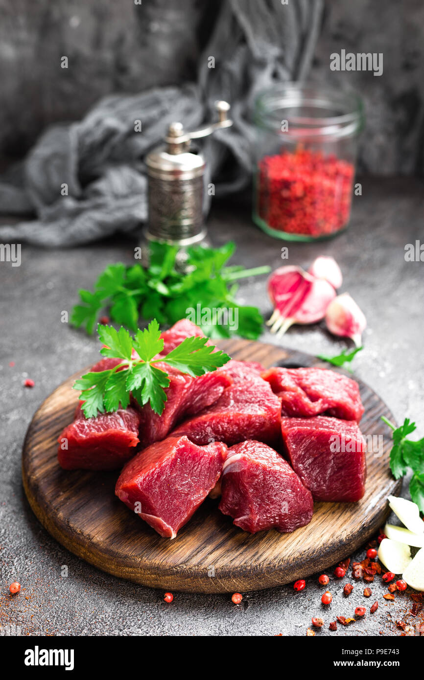 La viande de boeuf cru. Surlonge de boeuf en tranches fraîches Banque D'Images