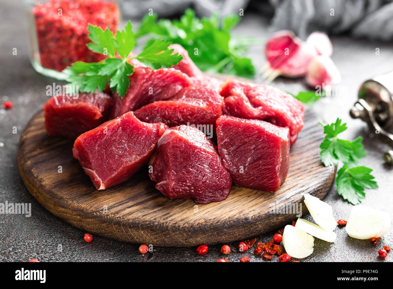 La viande de boeuf cru. Surlonge de boeuf en tranches fraîches Banque D'Images