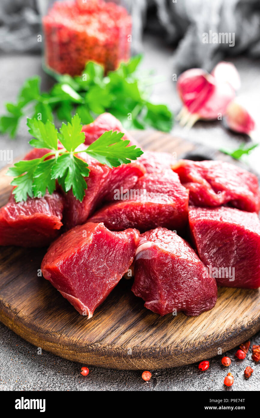 La viande de boeuf cru. Surlonge de boeuf en tranches fraîches Banque D'Images