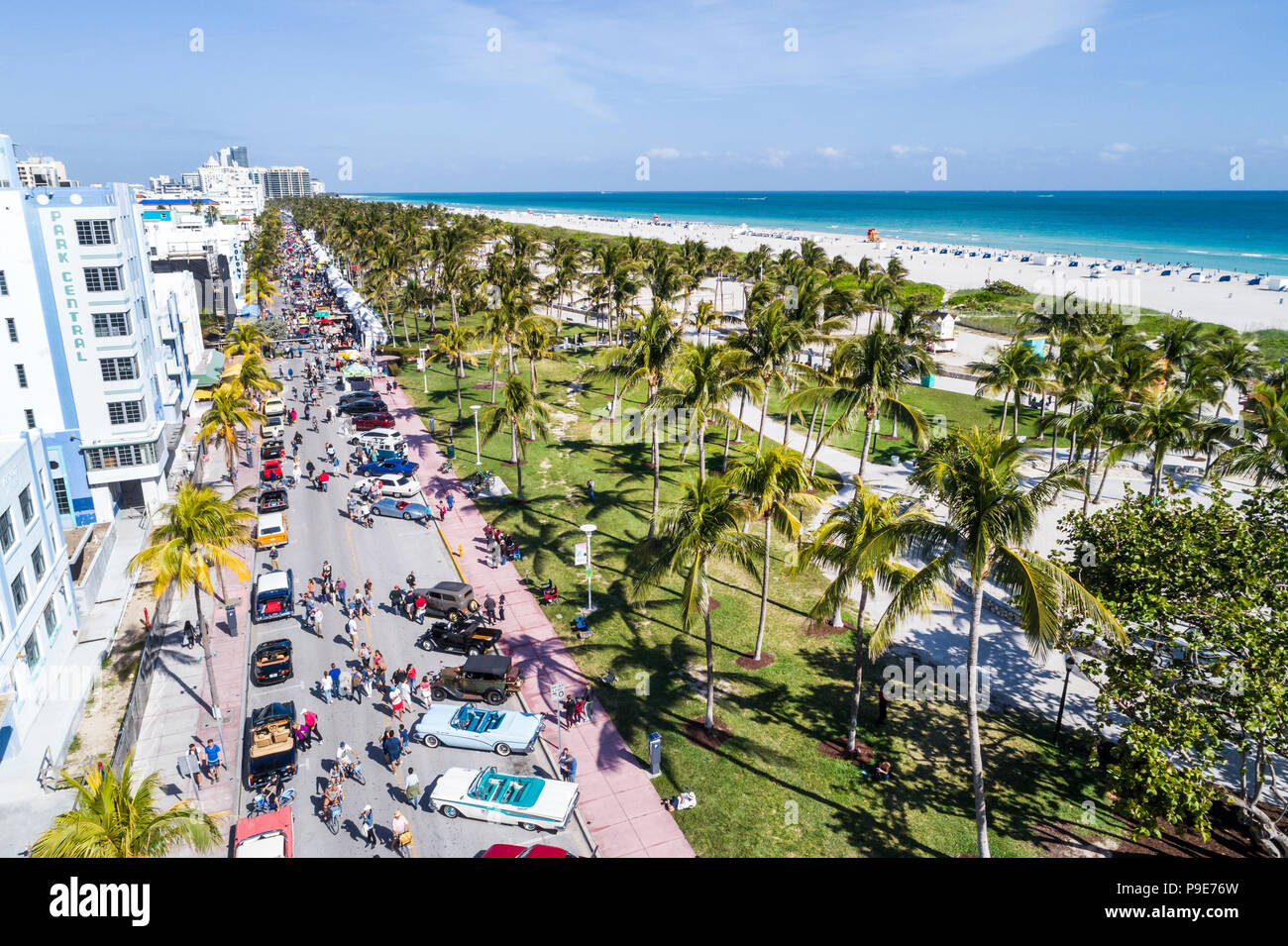 Miami Beach Florida, Ocean Drive, hôtels Lummus Park, exposition de voitures anciennes classiques, vue aérienne de l'océan Atlantique, Banque D'Images