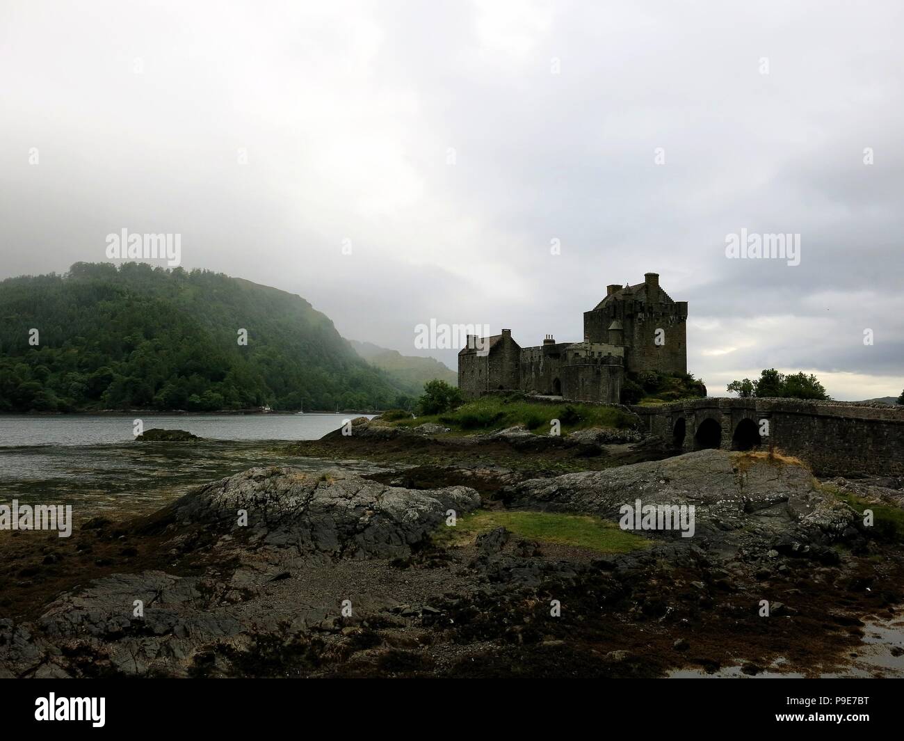 Le château d'Eilean Donan sur la rive du lac Duich, en Écosse. Banque D'Images