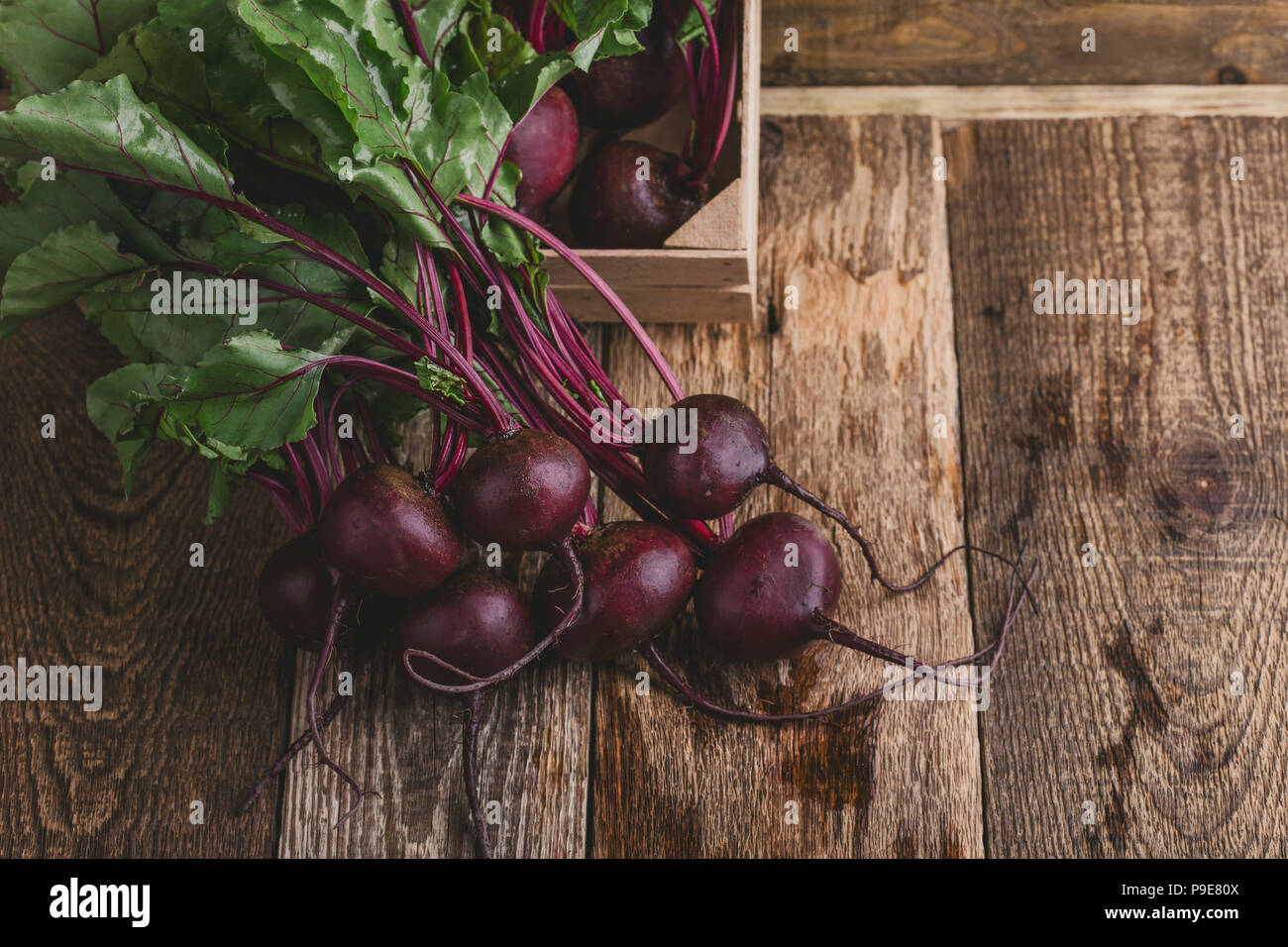 Les frais betterave sur table rustique en bois Banque D'Images