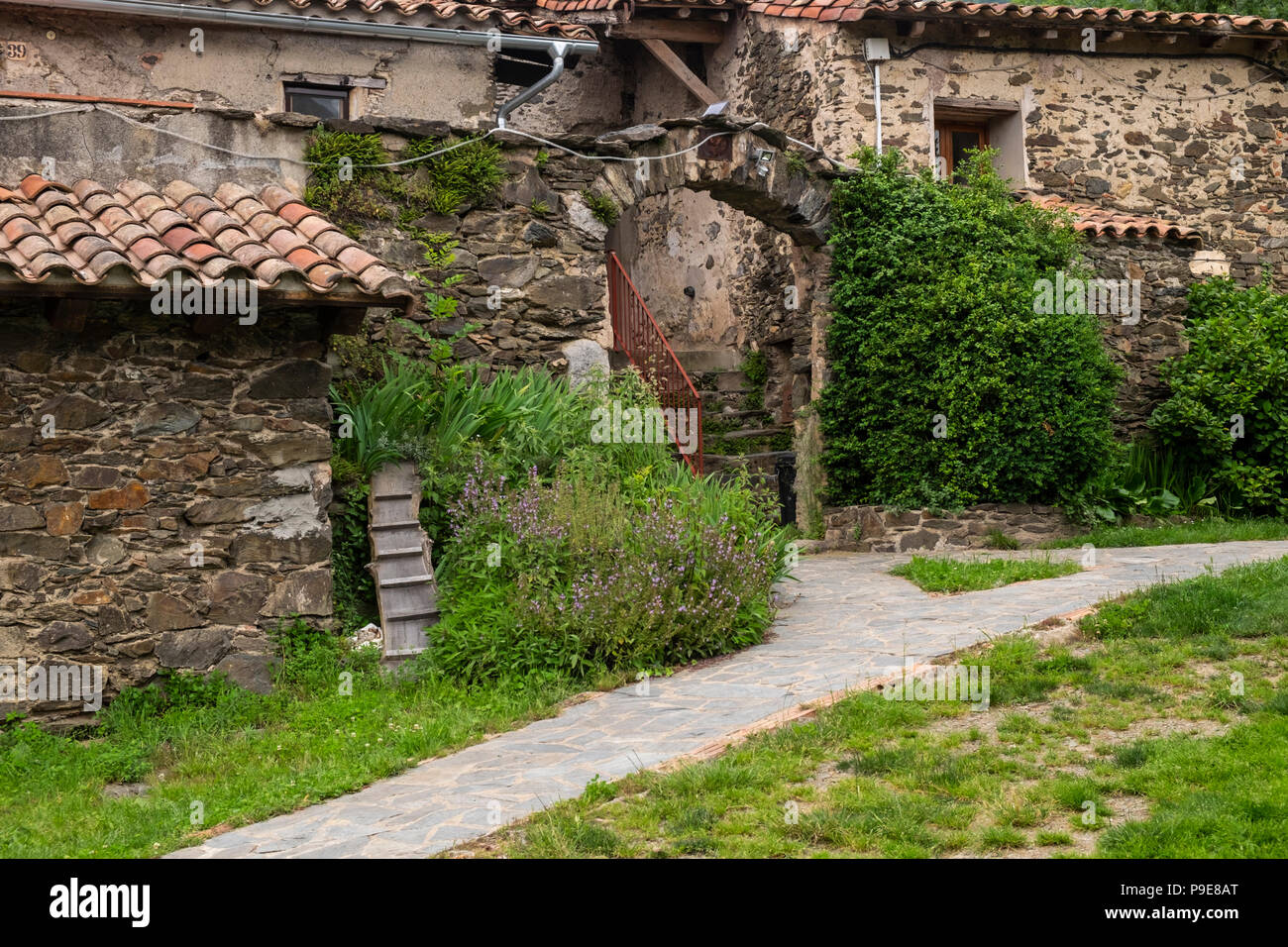 Pouvez Avions, une ancienne ferme transformée en logements ruraux sur le GR11 long distance à pied près de Beget, Pyrénées Catalanes, Espagne Banque D'Images