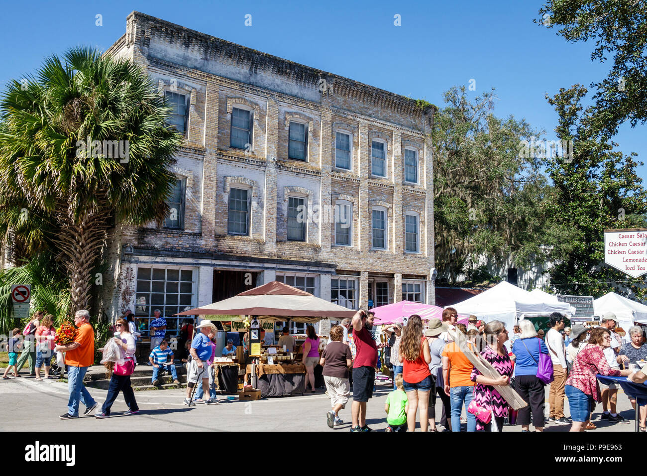Floride,Micanopy,Fall Harvest Festival,annuel petites villes stands de la communauté vendeurs achetant, quartier historique, Feaster bâtiment,extérieur,fa Banque D'Images
