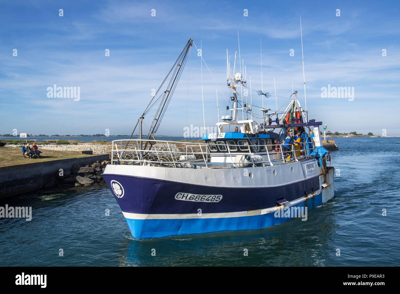 Bateau de pêche chalutier entrant dans le port de Saint-Vaast-la-Hougue, Manche, Normandie, France Banque D'Images