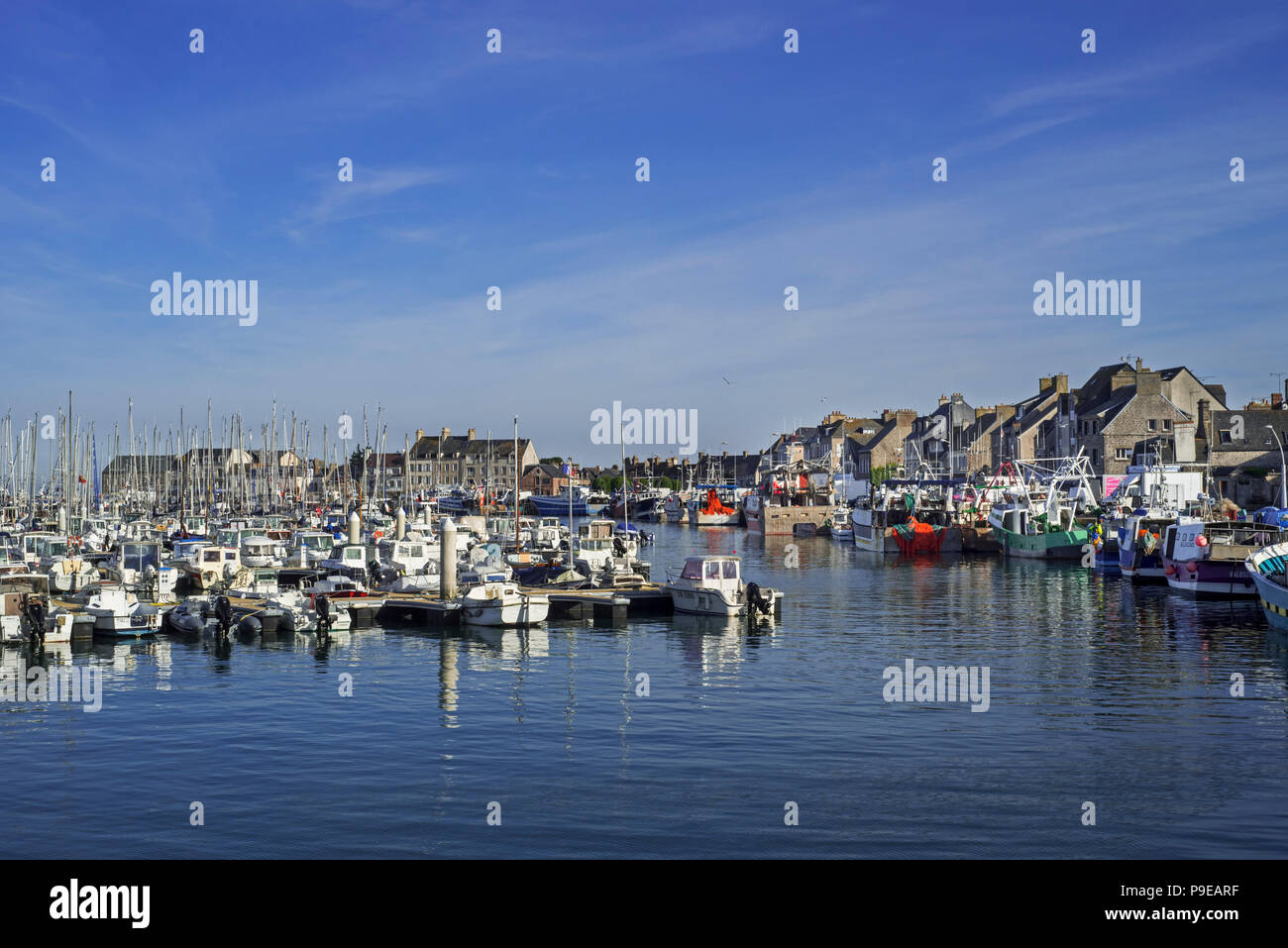 Bateaux de pêche port st vaast Banque de photographies et d’images à ...