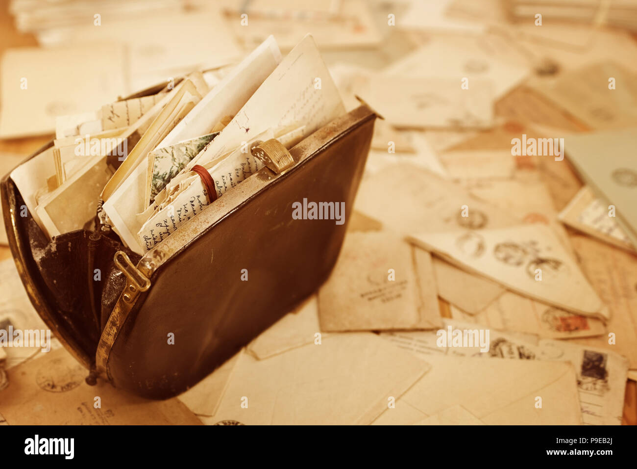 De vieux documents dans le sac vintage et de la poste lettres d Guerre mondiale2. Les enveloppes sont estampillés : 'vue par la censure militaire' Banque D'Images