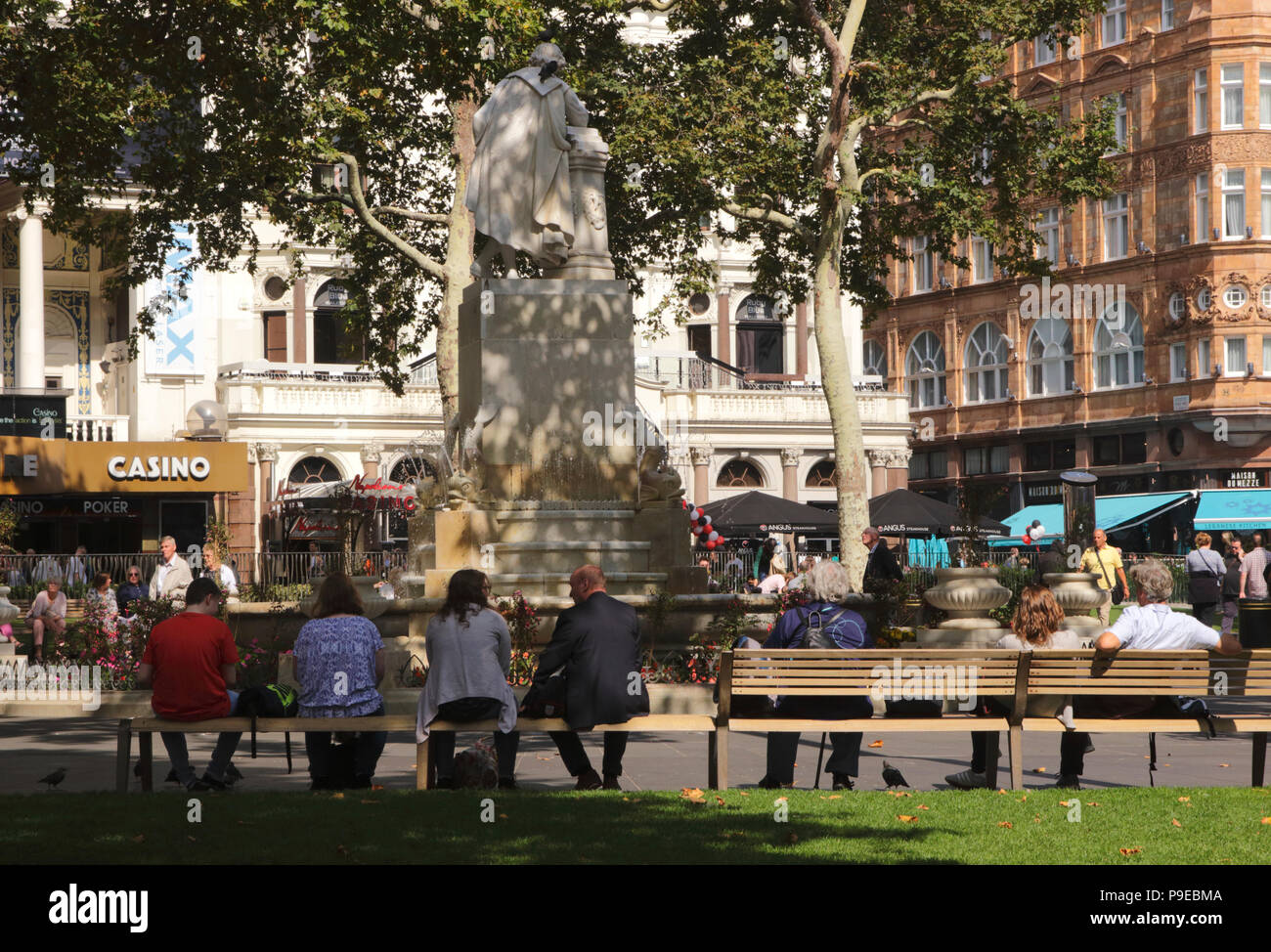 Les gens se reposer près de la statue de William Shakespeare Leicester Square Londres Septembre 2017 Banque D'Images