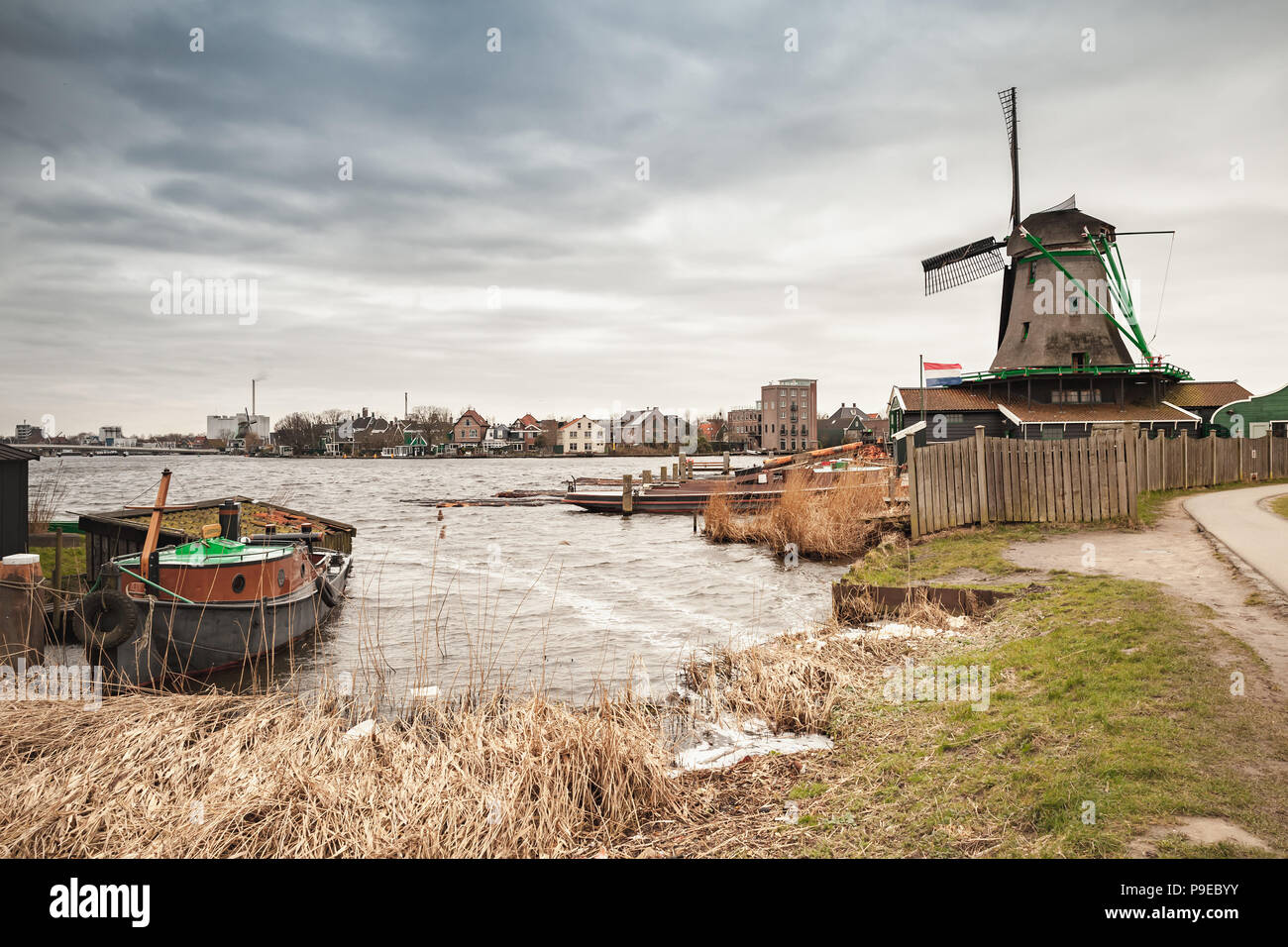 Paysage avec moulin à vent hollandais côtières. Ville de Zaanse Schans, attractions touristiques populaires des Pays-Bas. Banlieue d'Amsterdam Banque D'Images