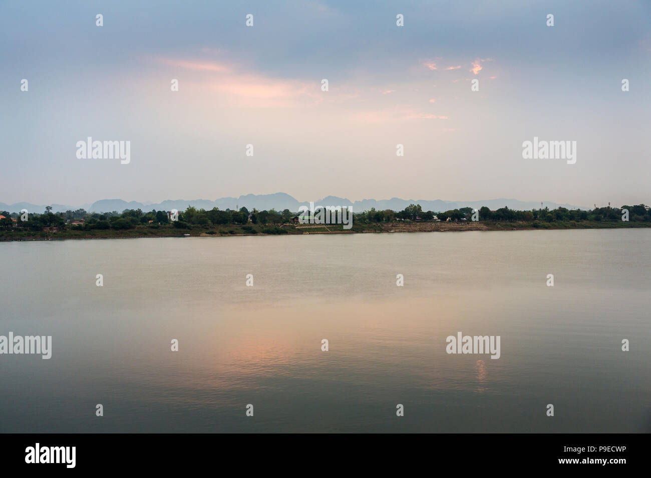 Mekong River depuis Nakhon Phakom, en Thaïlande, à la recherche sur le Laos au lever du soleil Banque D'Images