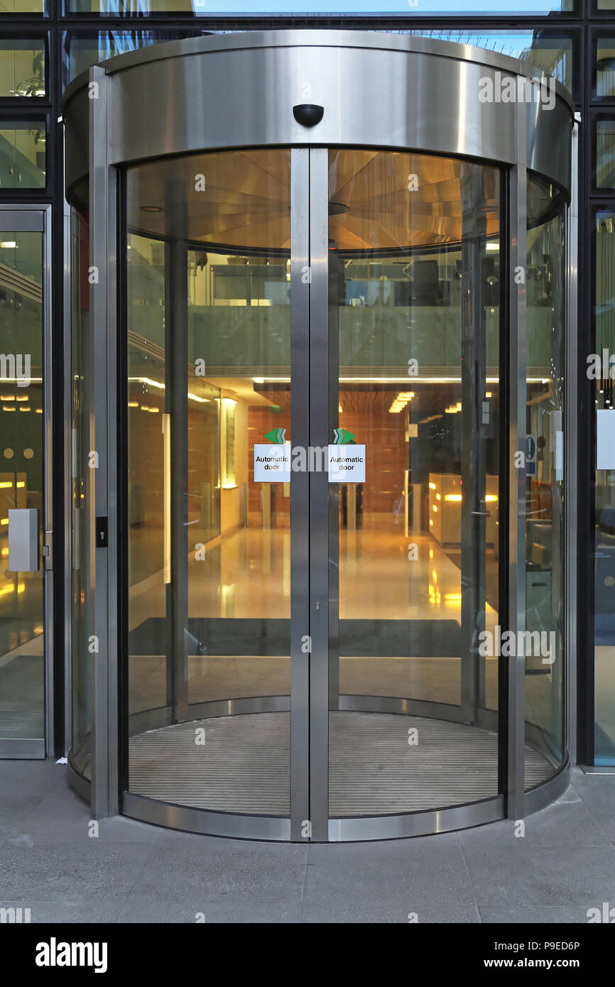 La porte tournante automatique à l'immeuble de bureaux Banque D'Images