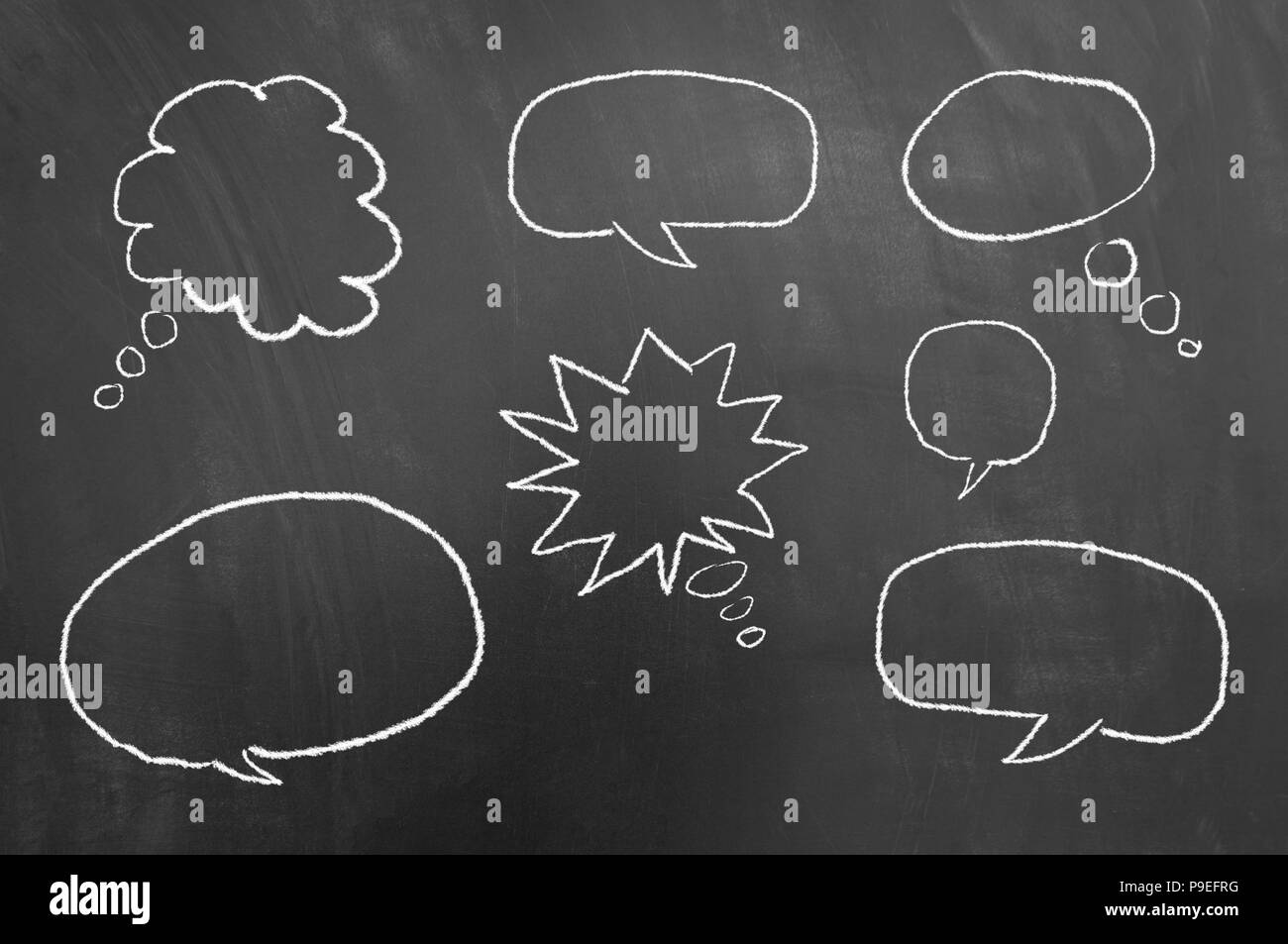 Discours multiples bulles dessin sur tableau ou le tableau noir comme expression pensée ballon communication concept cloud Banque D'Images