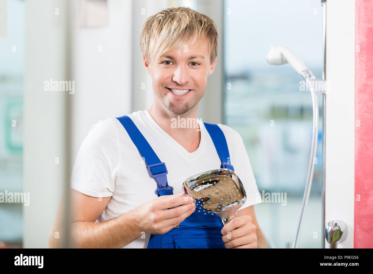 Portrait of a smiling worker holding entretien un robinet Banque D'Images