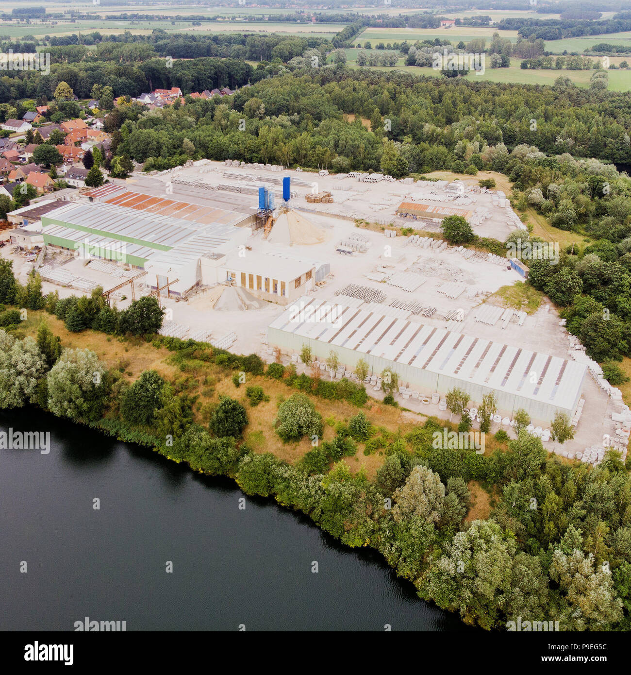 Vue aérienne d'une centrale à béton pour la production de béton, tuyaux, égouts, les arbres d'égout et des murs de maisons préfabriquées, près de Gif Banque D'Images