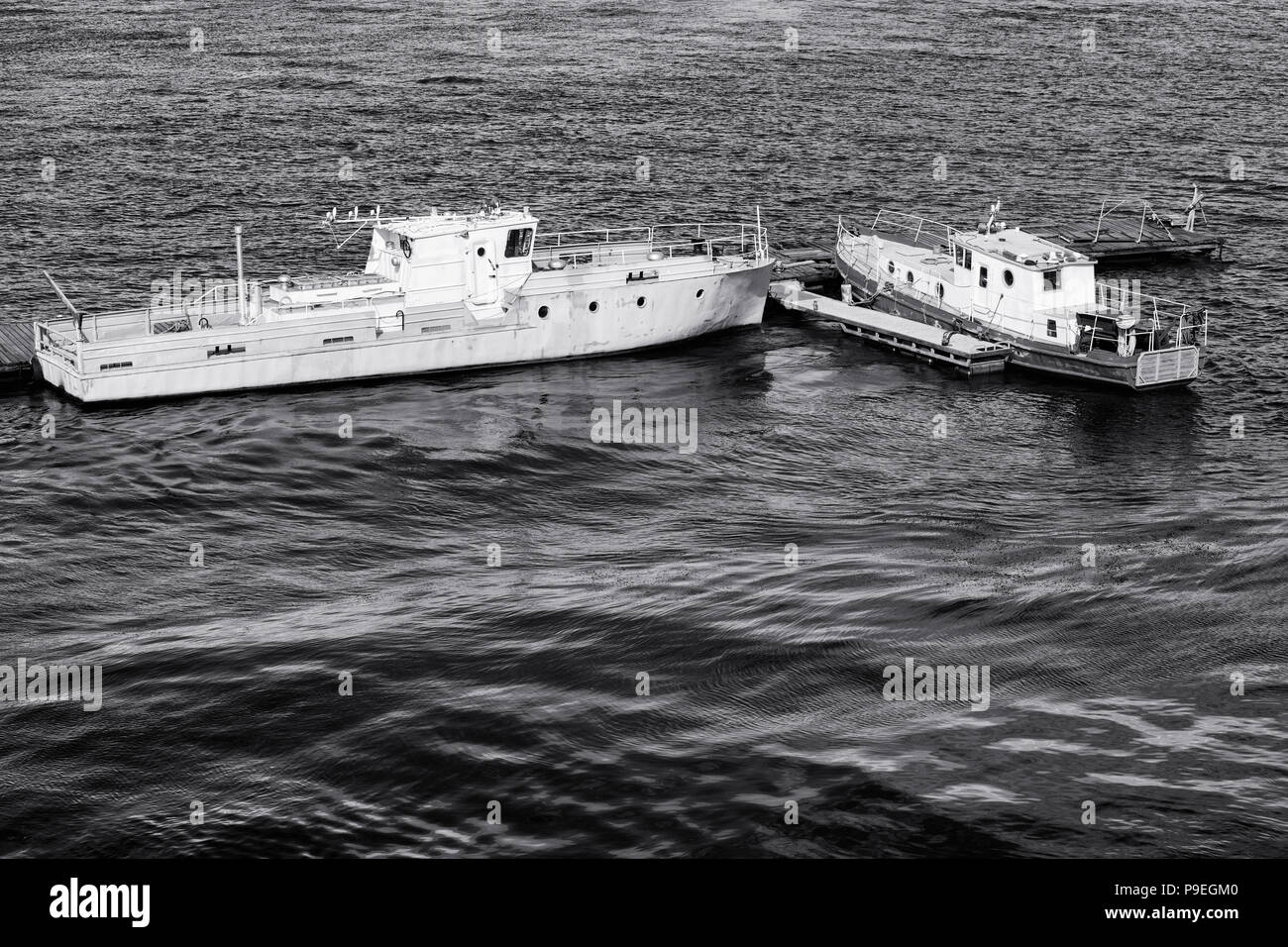 Vieux bateaux sur la jetée. Photo noir et blanc sombre Banque D'Images